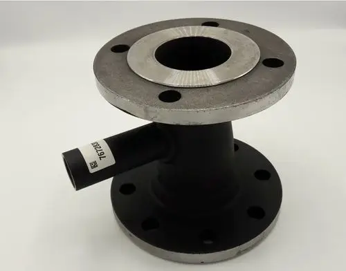 Schwarzes Fahrzeugteil mit metallener Flanschoberfläche, einseitig mit Schlauchanschluss für die Verbindung, versehen mit einem Remeha-Logo.